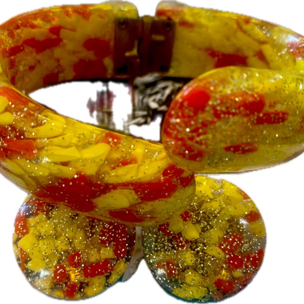 Confetti Lucite Clamper & Earring Set. Circa 1950,s